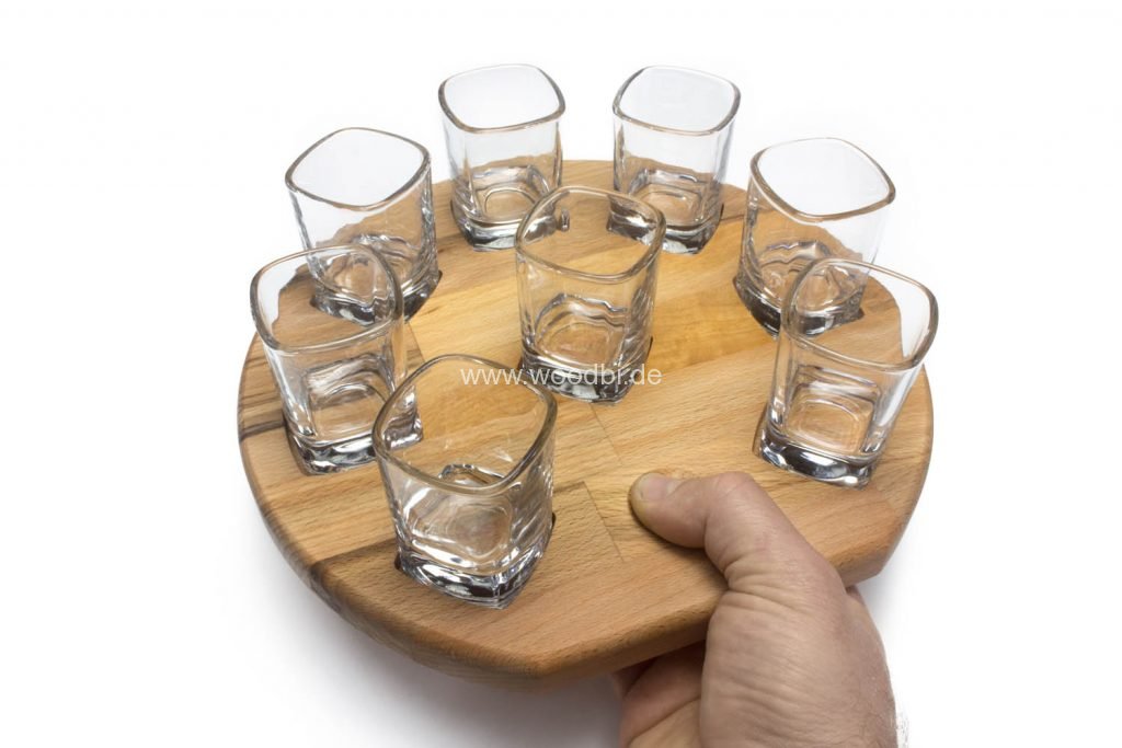 Ein rundes Schnapsbrett hat eine angenehme Größe | Durch eine Vertiefung für den Daumen ist es bequem zu tragen Rundes Schnapsbrett